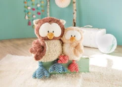 Nici 48078 Eule Oscar 35cm Mit Drehbarem Kopf Plüsch Kuscheltier The Owlsons -Nici 46093 04 46096 Milieu 2048x1462 1