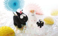 Nici 47375 Weißes Einhorn Rainbow Yin & Yang 13cm Stehend Plüsch Kuscheltier -Nici 47378 04 47379 47374 Milieu 2048x1300 1