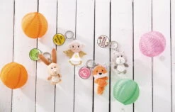 Nici 47530 Schlüsselanhänger Graue Katze Plüsch 7cm Kleeblatt Glücksklee -Nici 47540 03 47528 47532 47530 Milieu vorl 2048x1306