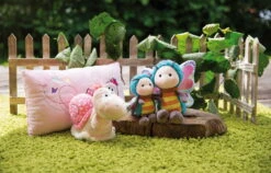 Nici 47942 Kissen Rosa Schmetterling 43x25cm Plüsch Hello Spring Frühling -Nici 47941 06 47938 47946 47947 Milieu 2048x1312 2